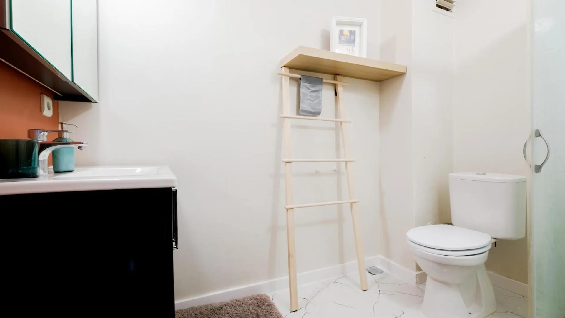 Flat W Balcony Near Taksim Square In Istiklal Apartment Istanbul Turkey